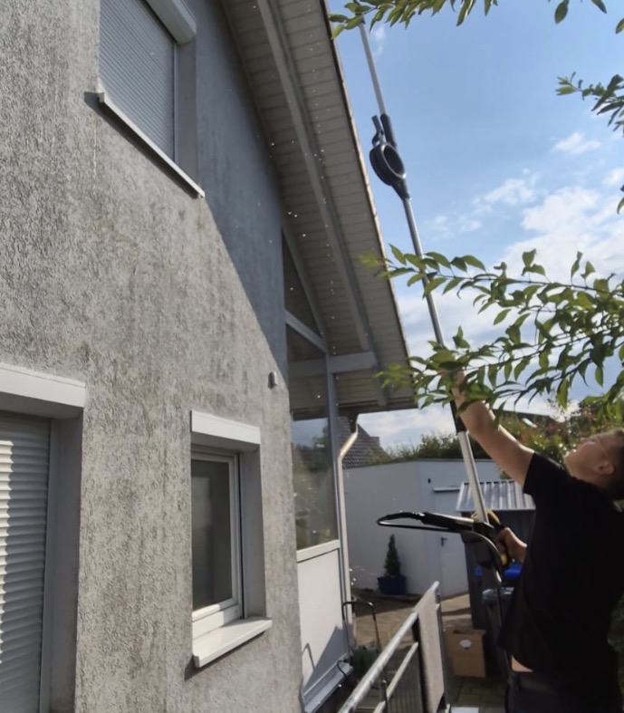 Professionelle Fassadenreinigung im Einsatz